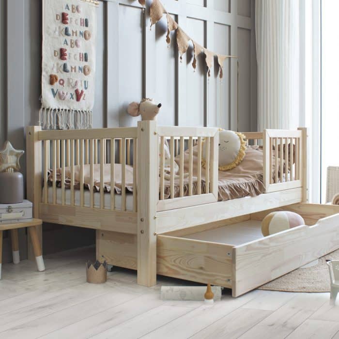 Kinderbett aus Holz Helsinki mit Schublade – Mitteleingang